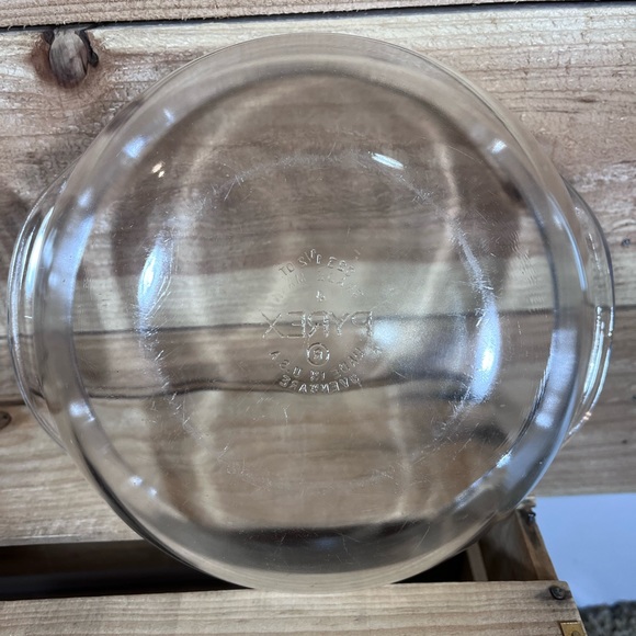 Vintage Pyrex Ovenware Bowl with Lid, 1 1/2 Quart, Clear Made in USA - Picture 9 of 11